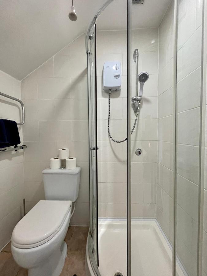 8 Person, 4 Bedroom Light, Warm & Modern *
