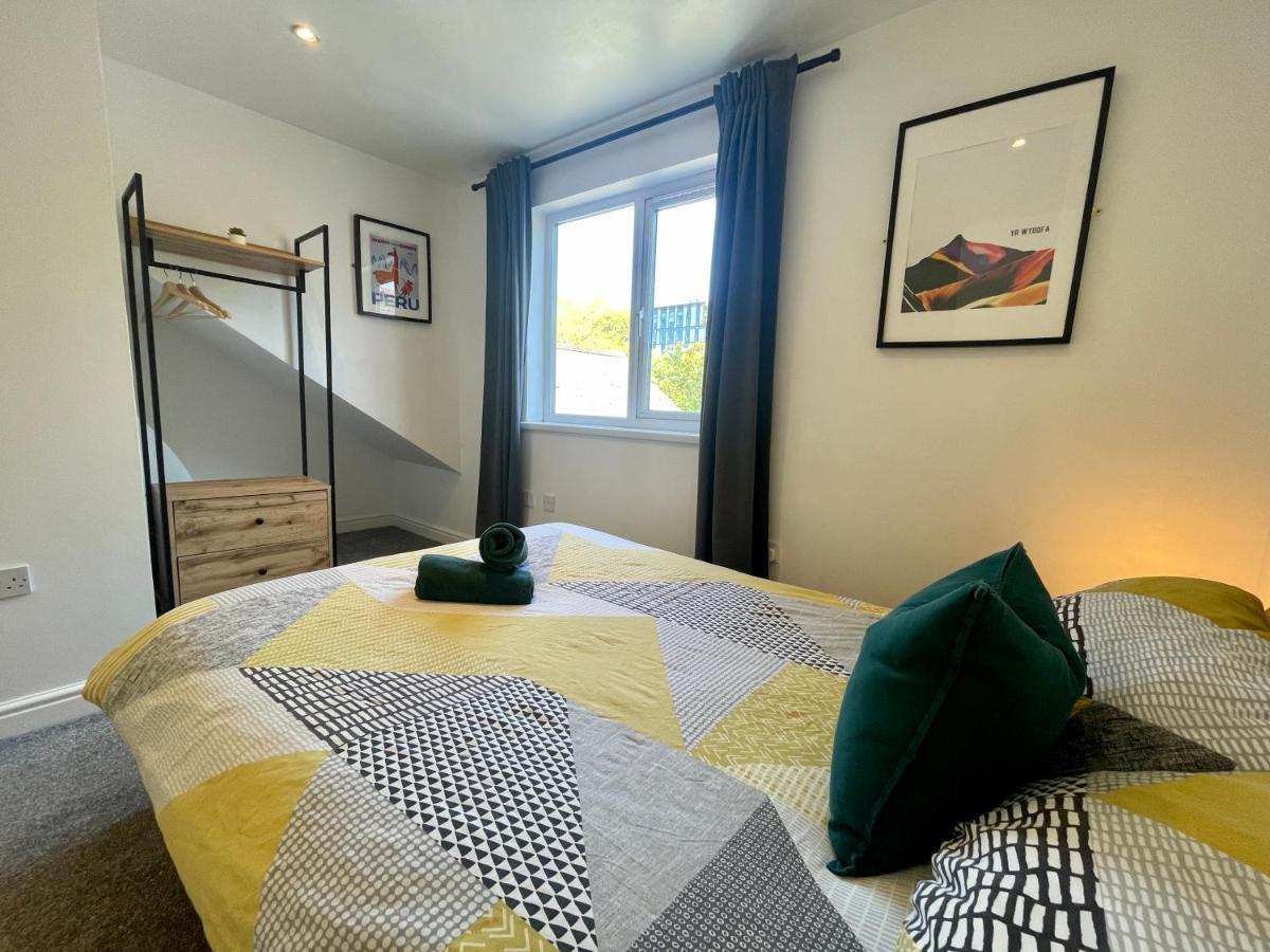 8 Person, 4 Bedroom Light, Warm & Modern Apartment Cardiff