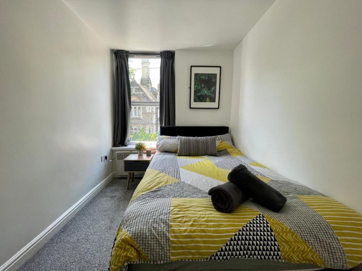 8 Person, 4 Bedroom Light, Warm & Modern *