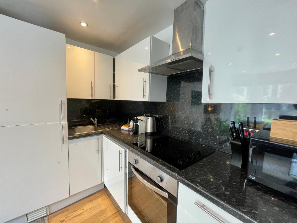 Apartment 8 Person, 4 Bedroom Light, Warm & Modern *
