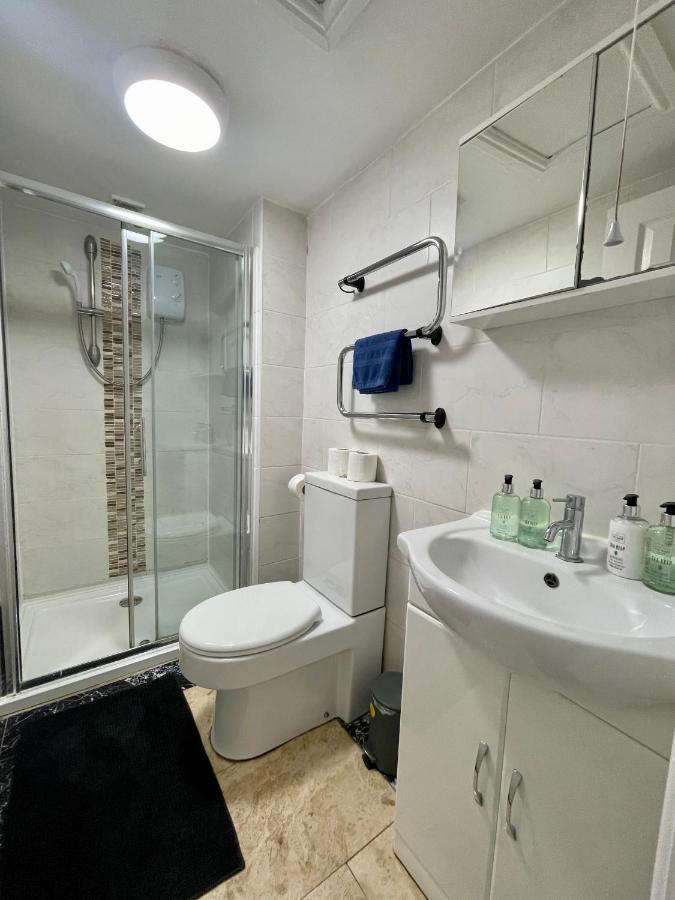 8 Person, 4 Bedroom Light, Warm & Modern Apartment Cardiff