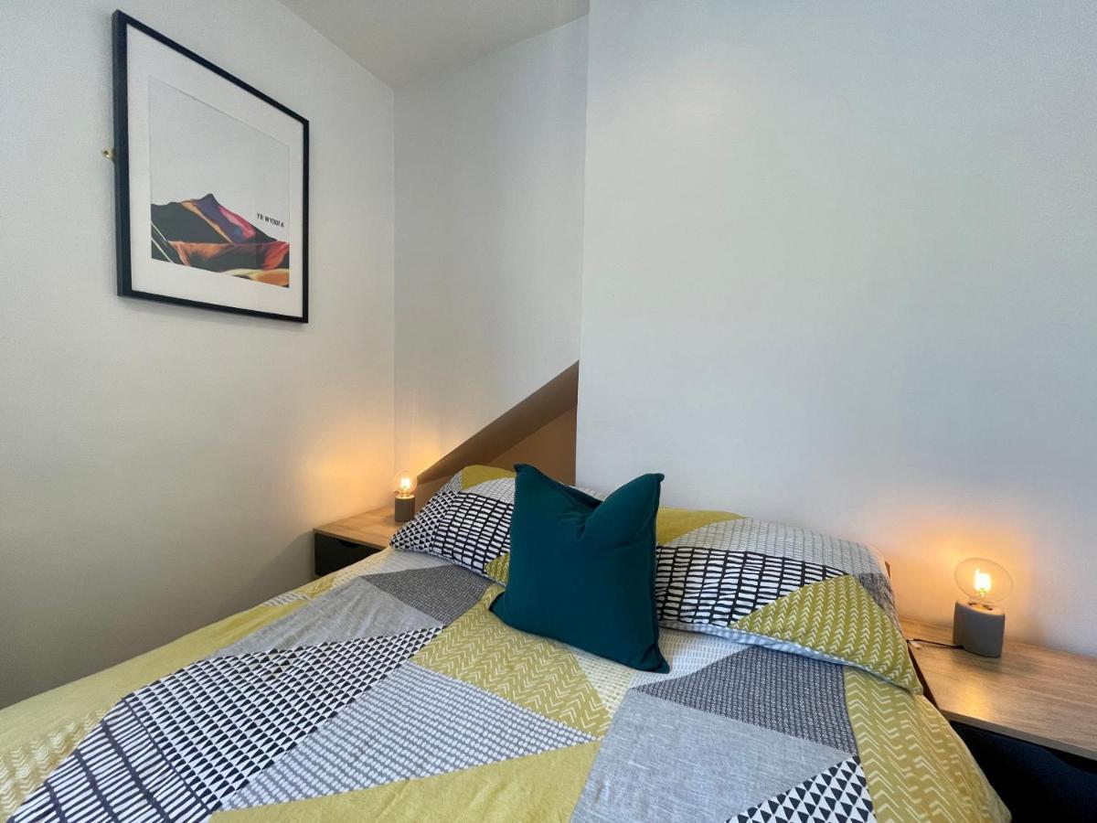 8 Person, 4 Bedroom Light, Warm & Modern