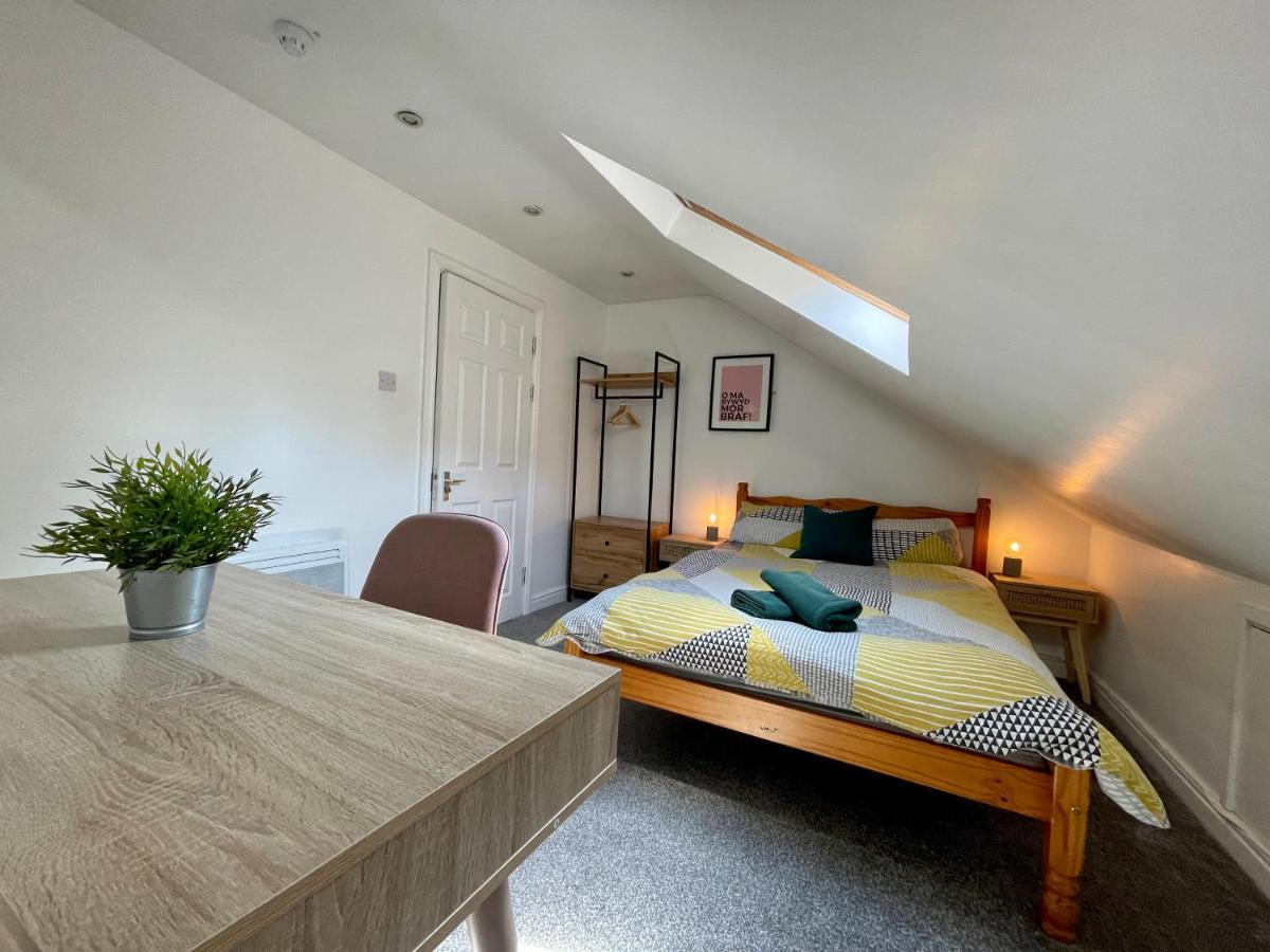8 Person, 4 Bedroom Light, Warm & Modern Cardiff