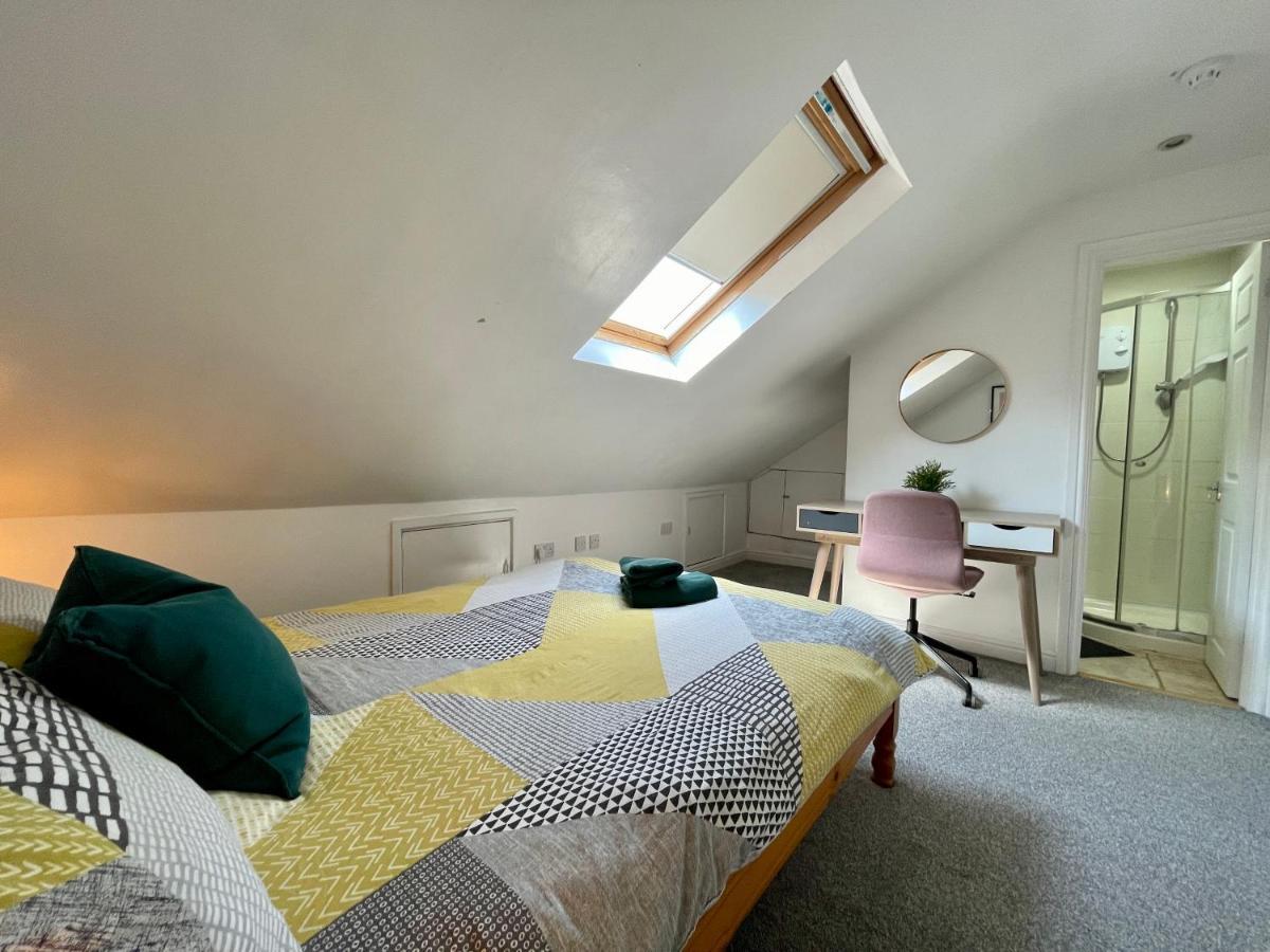 8 Person, 4 Bedroom Light, Warm & Modern Apartment *