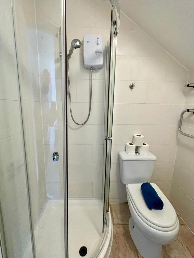 8 Person, 4 Bedroom Light, Warm & Modern Apartment