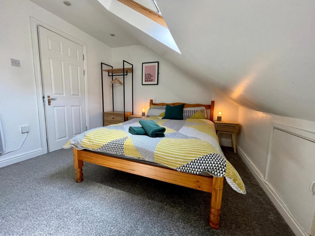 8 Person, 4 Bedroom Light, Warm & Modern * Cardiff