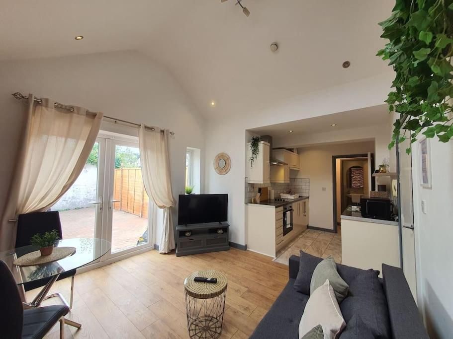 One Bedroom Private Garden By Promise Apartment