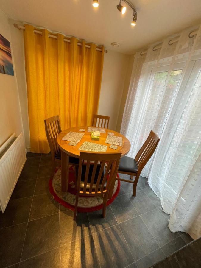 In Cardiff. Sleeps 6 Holiday home