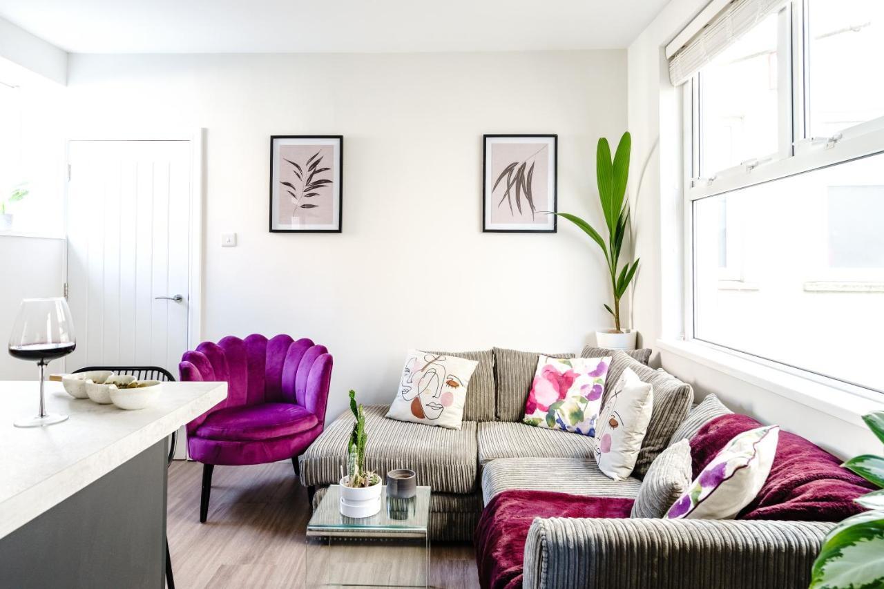35a Howard Gardens - Centre *