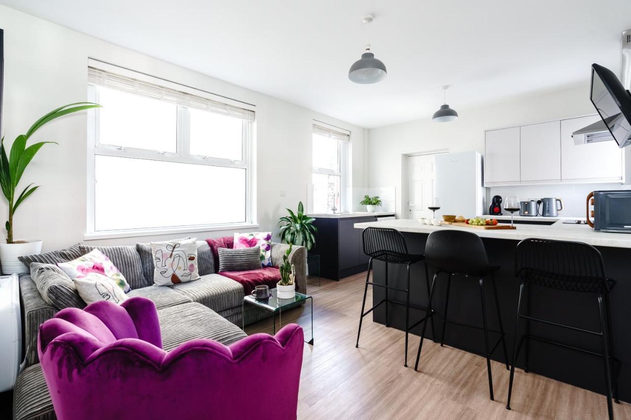 35a Howard Gardens - Centre *