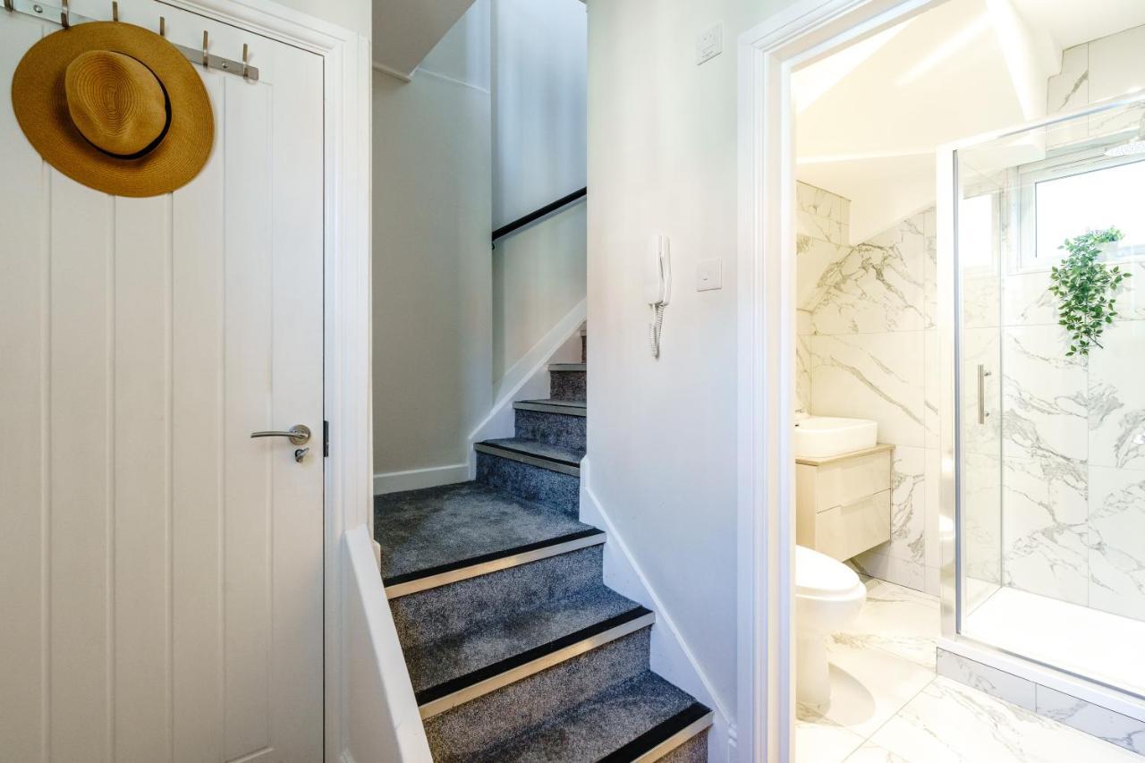 35a Howard Gardens - Centre *
