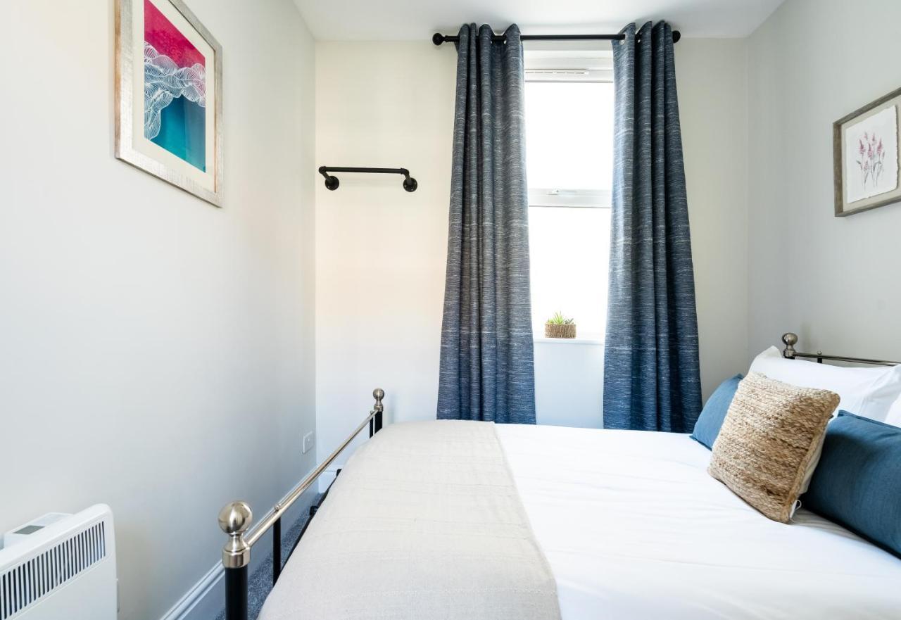35a Howard Gardens - Centre *