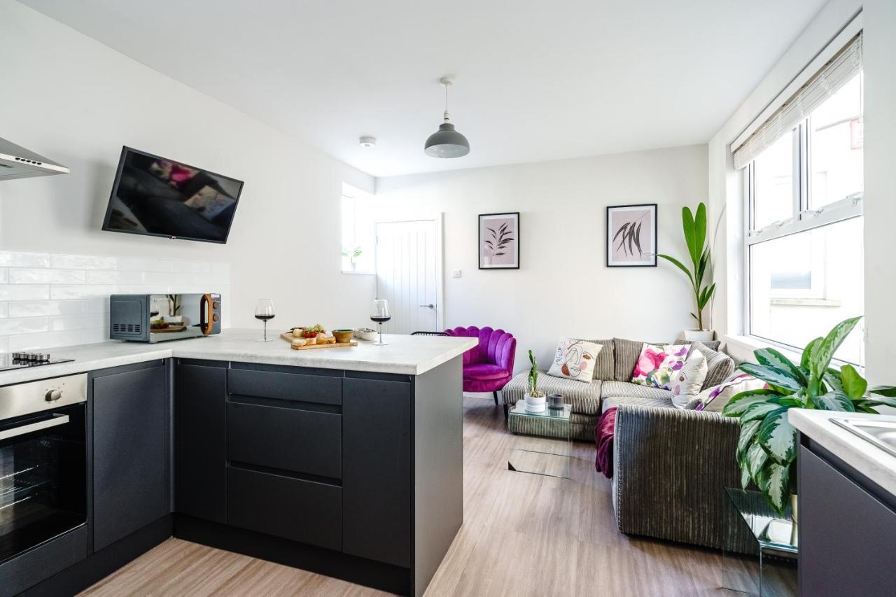 35a Howard Gardens - Centre Apartment *