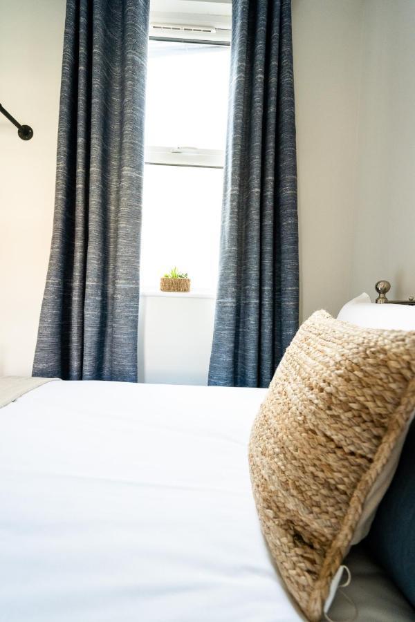 35a Howard Gardens - Centre *