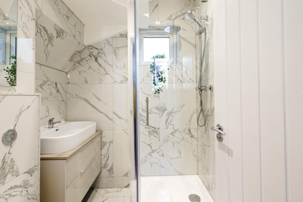35a Howard Gardens - Centre Apartment *