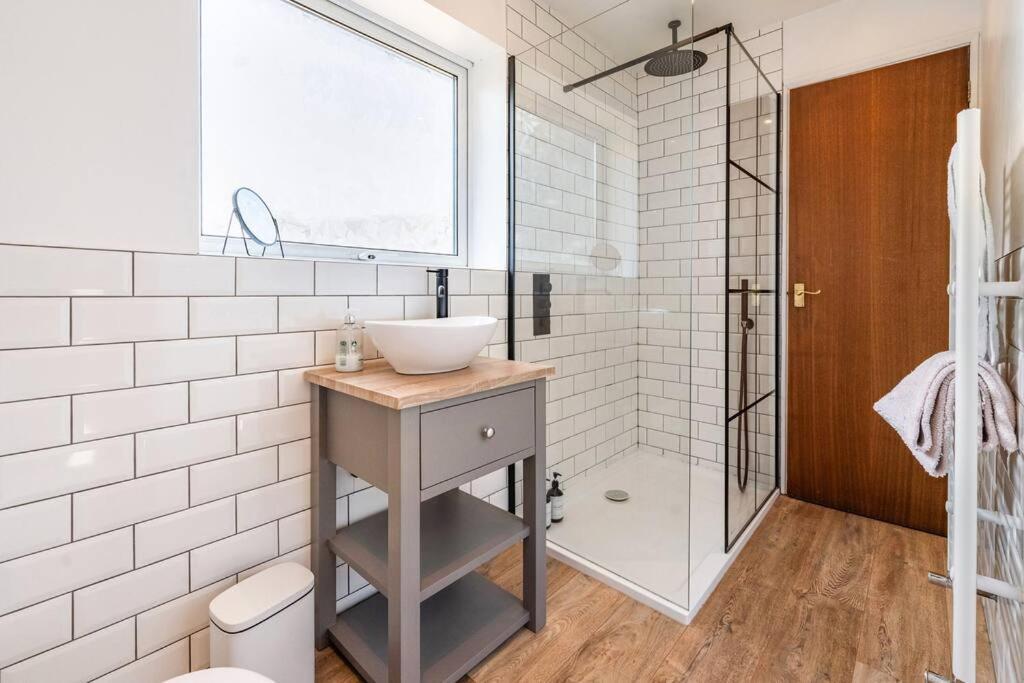 Cosy, Conveniently Located House By Dwell Haven - Close To Centre Holiday home *
