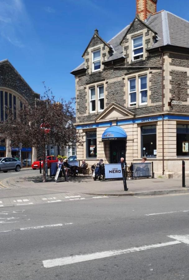 Large Three Bedroom With Roof Terrace Near Centre Cardiff