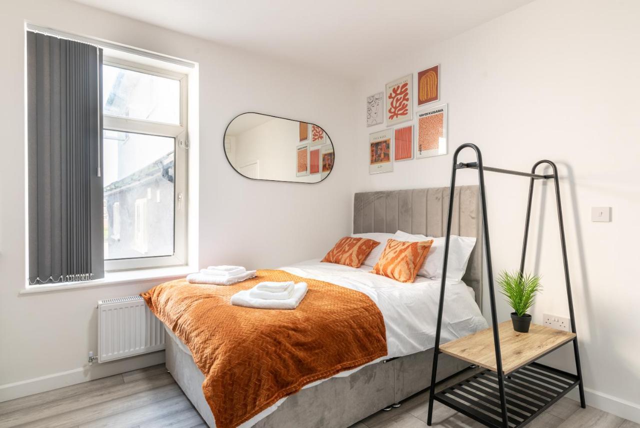 Exquisite Apartments- With Garden Lounge & games room Apartment *