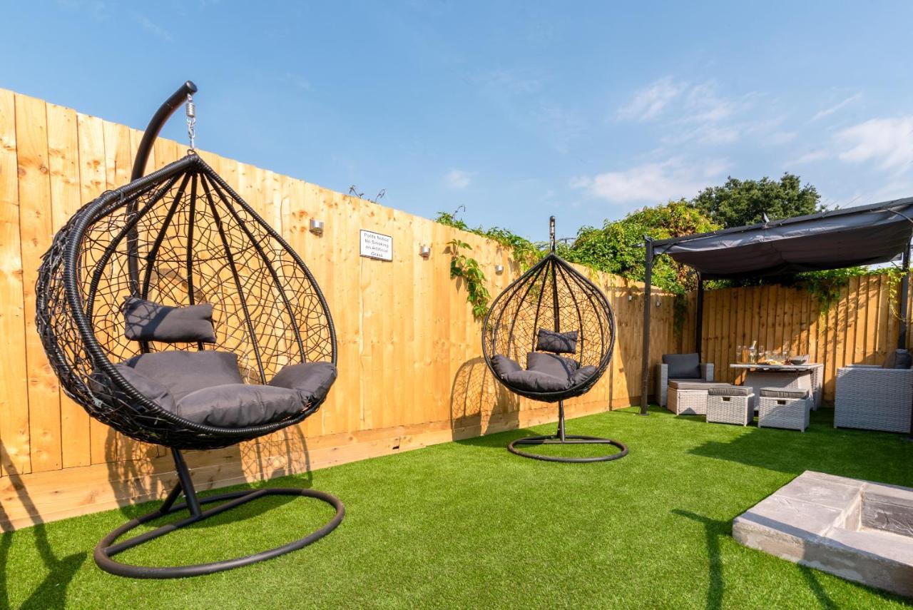 Apartment Exquisite Apartments- With Garden Lounge & games room