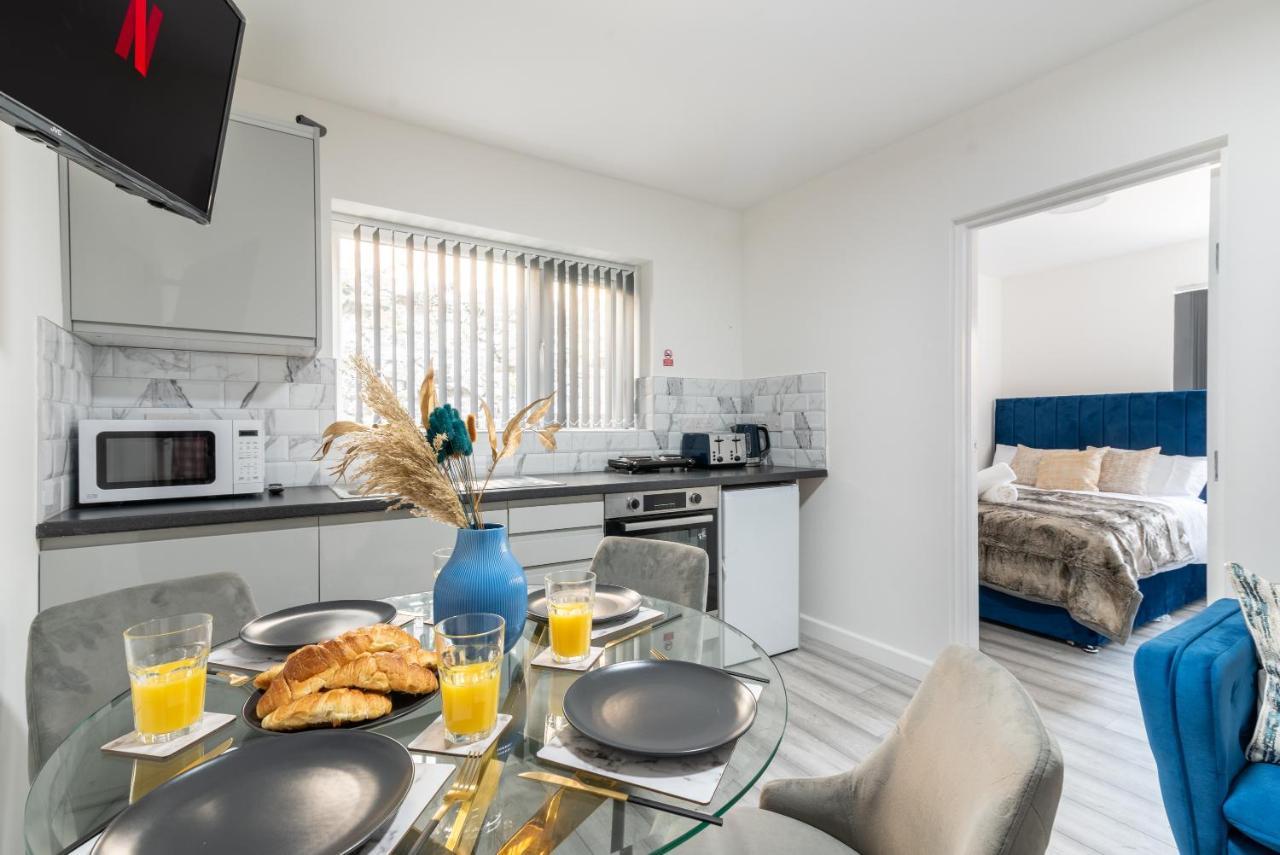 Exquisite Apartments- With Garden Lounge & games room Apartment
