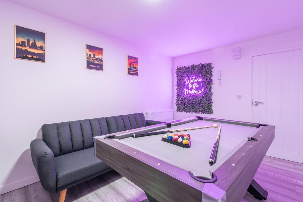 Exquisite Apartments- With Garden Lounge & games room Apartment