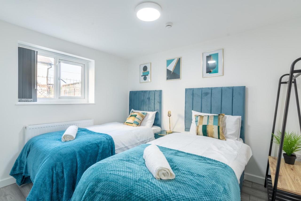 Exquisite Apartments- With Garden Lounge & games room Apartment