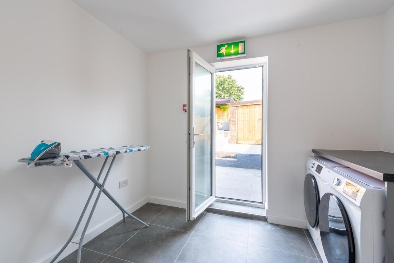 Exquisite Apartments- With Garden Lounge & games room