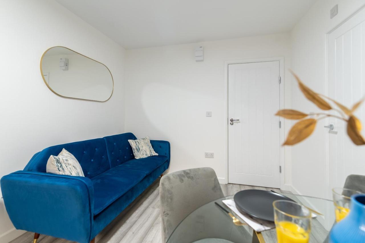 Apartment Exquisite Apartments- With Garden Lounge & games room *