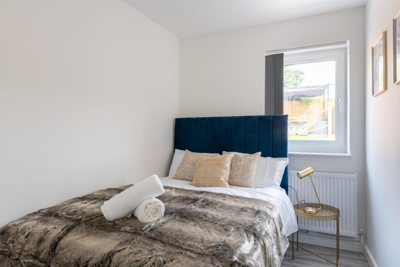 Apartment Exquisite Apartments- With Garden Lounge & games room