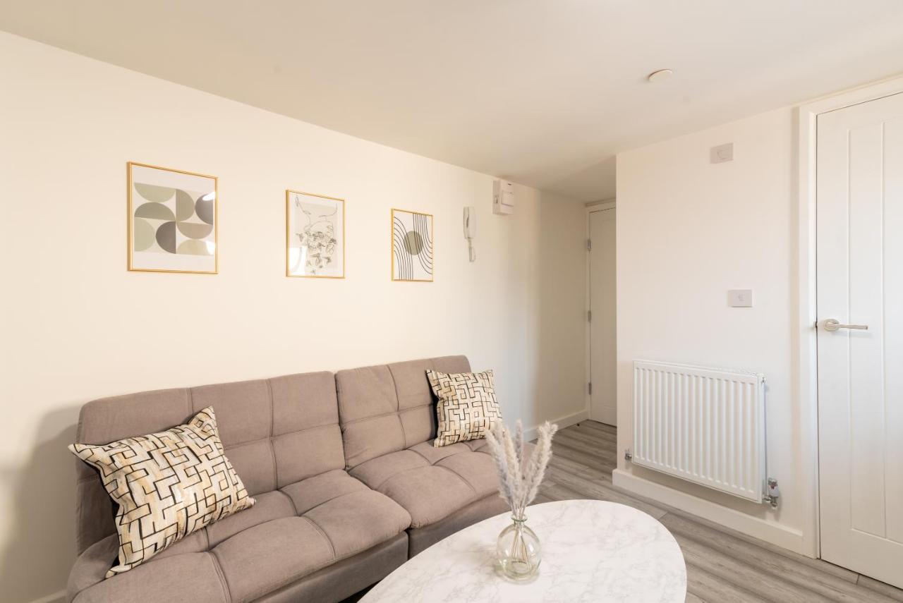 Apartment Exquisite Apartments- With Garden Lounge & games room