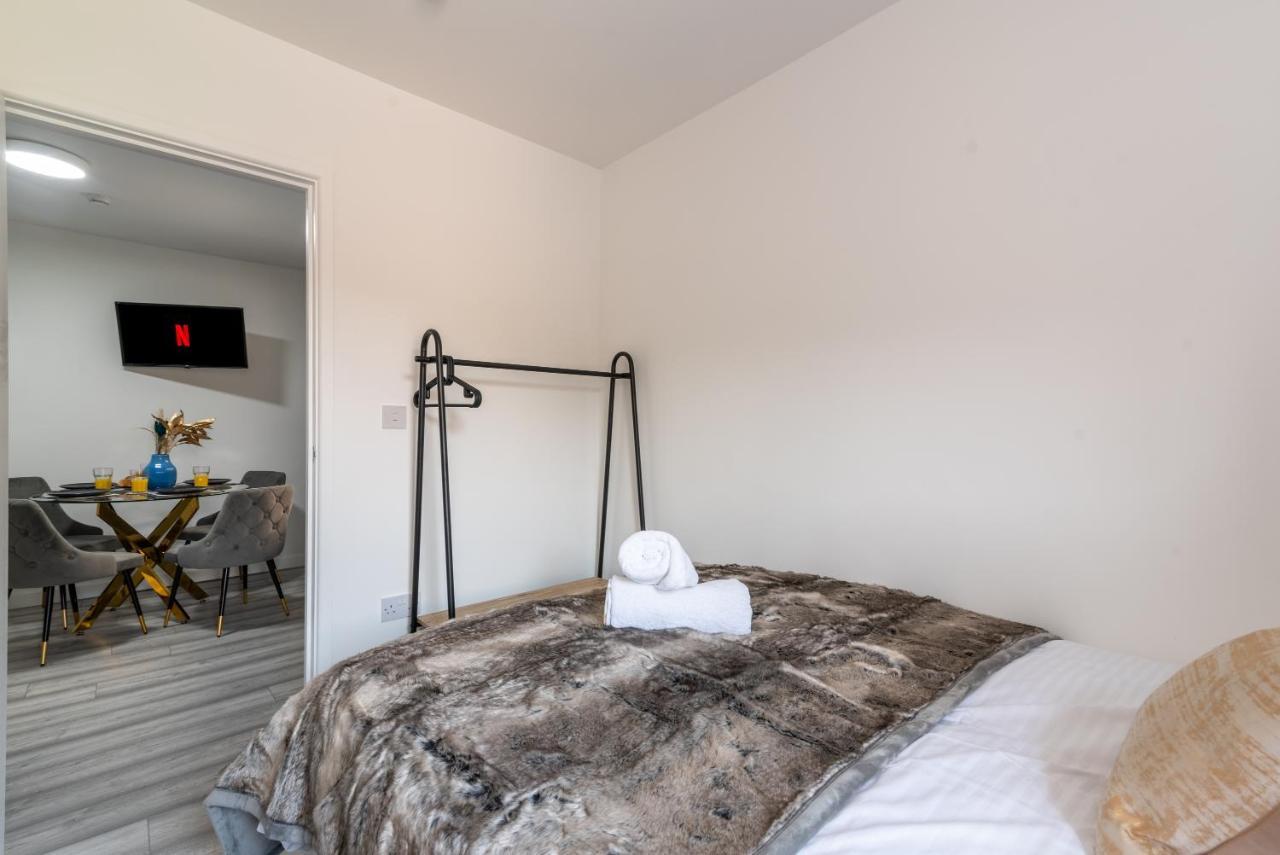Exquisite Apartments- With Garden Lounge & games room Apartment
