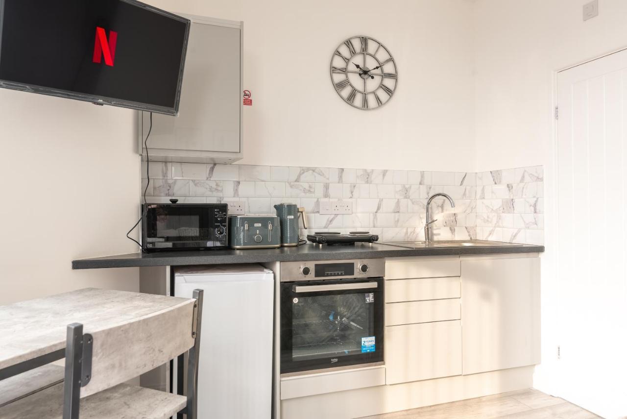 Apartment Exquisite Apartments- With Garden Lounge & games room *
