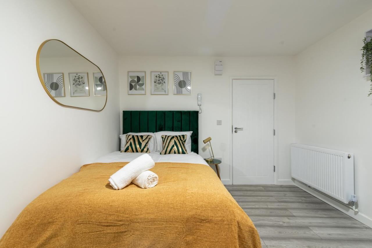 Exquisite Apartments- With Garden Lounge & games room *