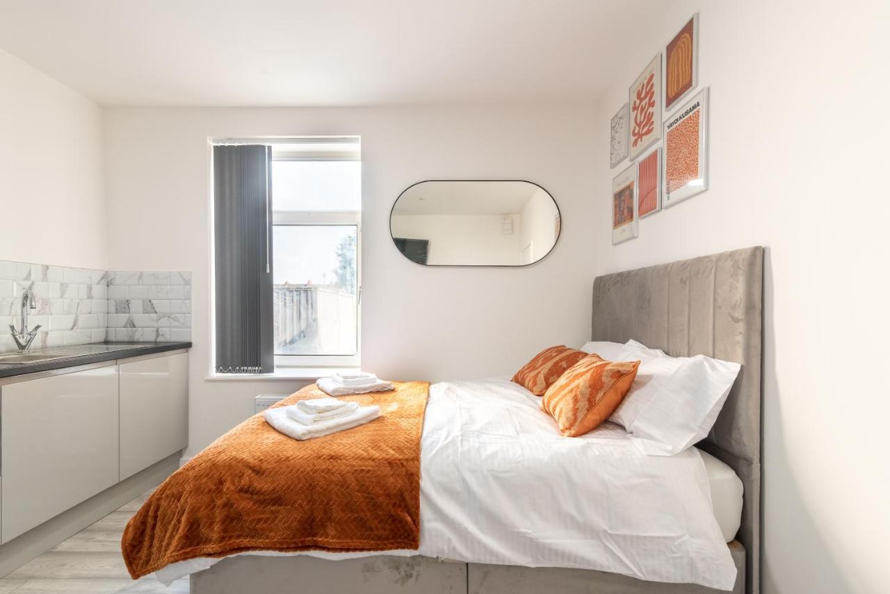 Exquisite Apartments- With Garden Lounge & games room Cardiff