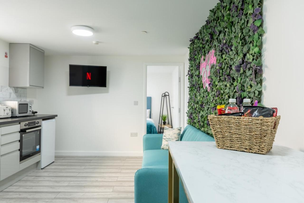 Apartment Exquisite Apartments- With Garden Lounge & games room *
