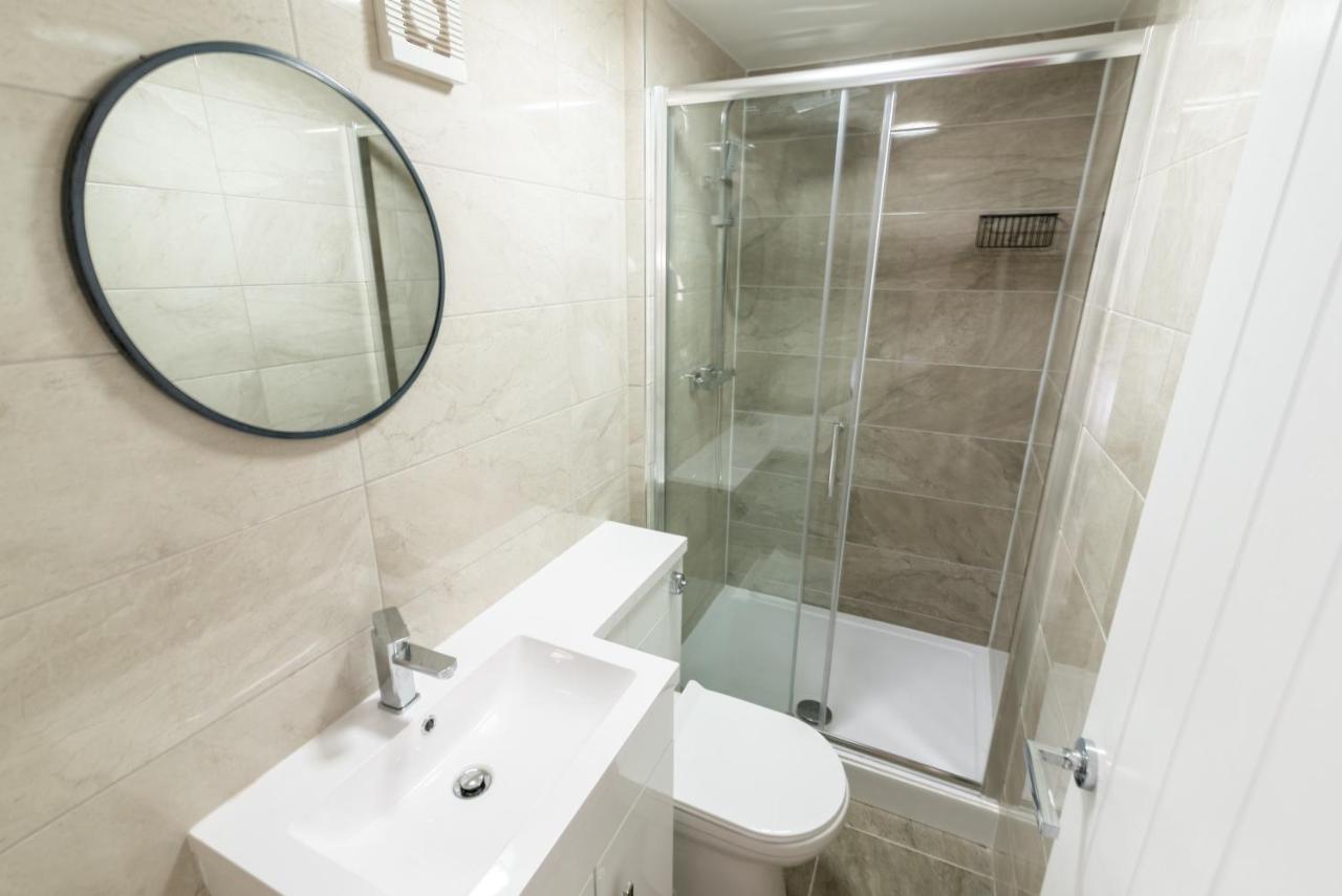Exquisite Apartments- With Garden Lounge & games room Apartment