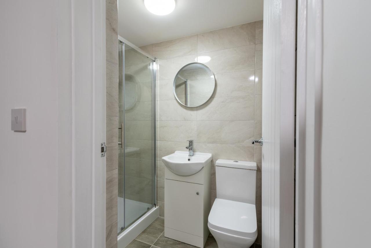 Apartment Exquisite Apartments- With Garden Lounge & games room *