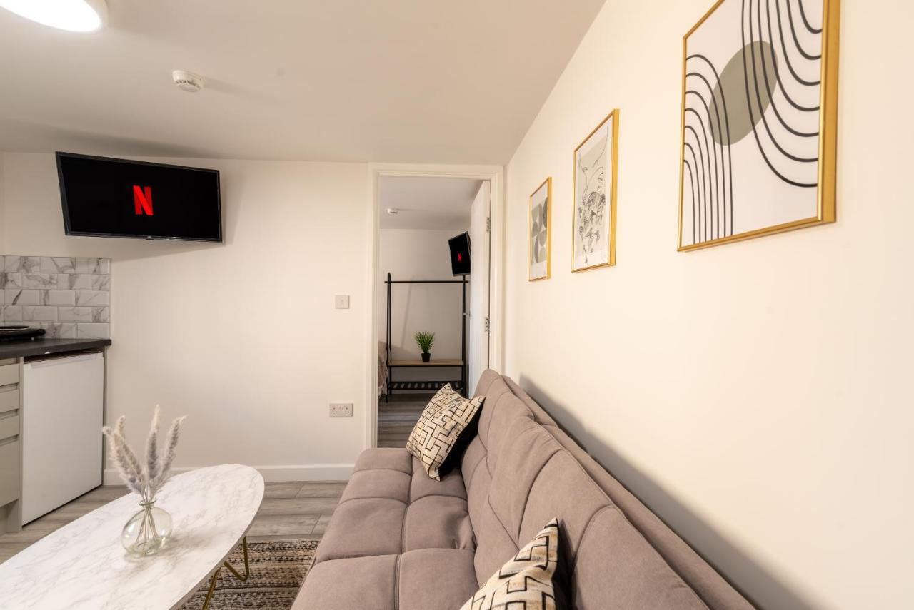 Apartment Exquisite Apartments- With Garden Lounge & games room Cardiff