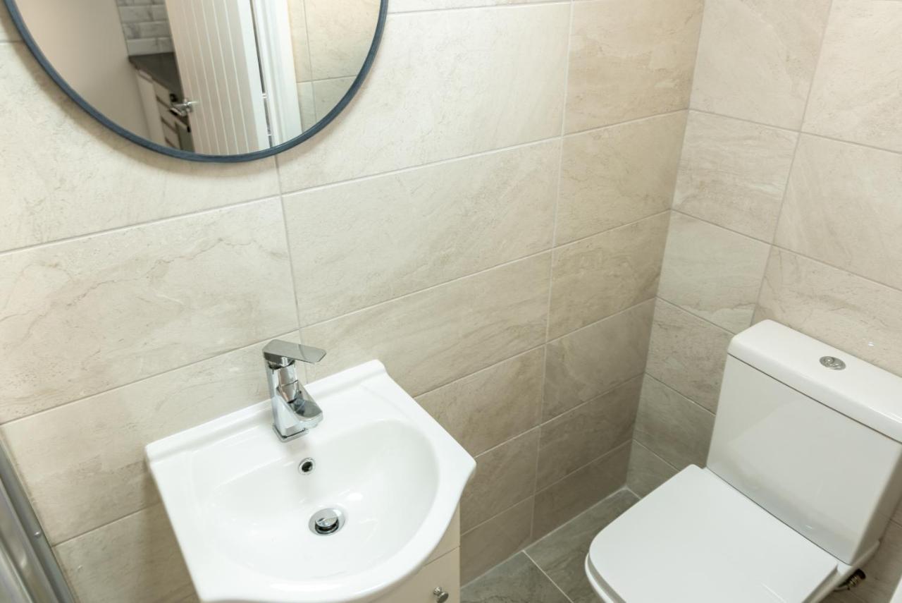 Apartment Exquisite Apartments- With Garden Lounge & games room *