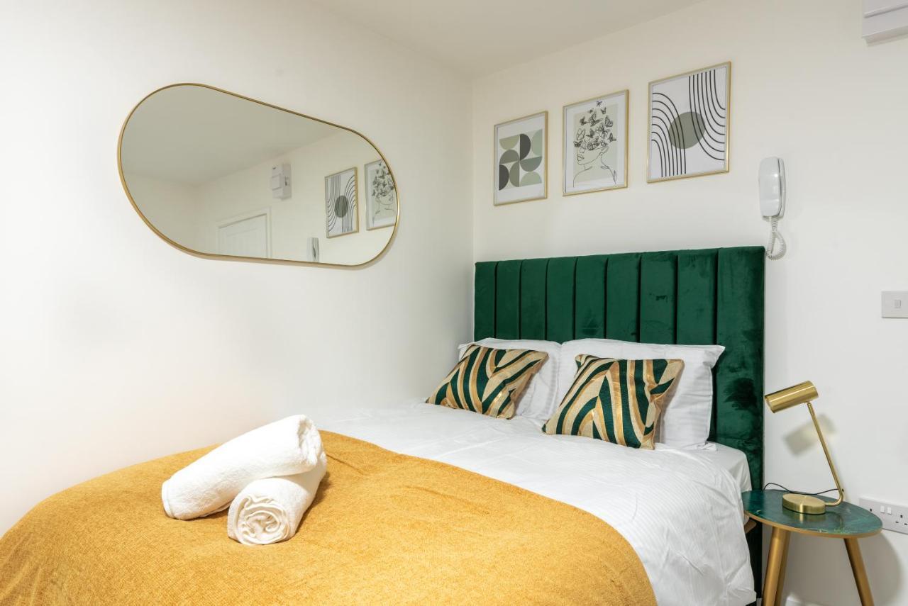 Apartment Exquisite Apartments- With Garden Lounge & games room *