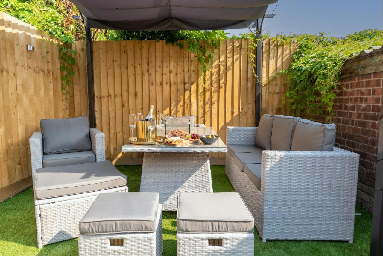 Exquisite Apartments- With Garden Lounge & games room Apartment