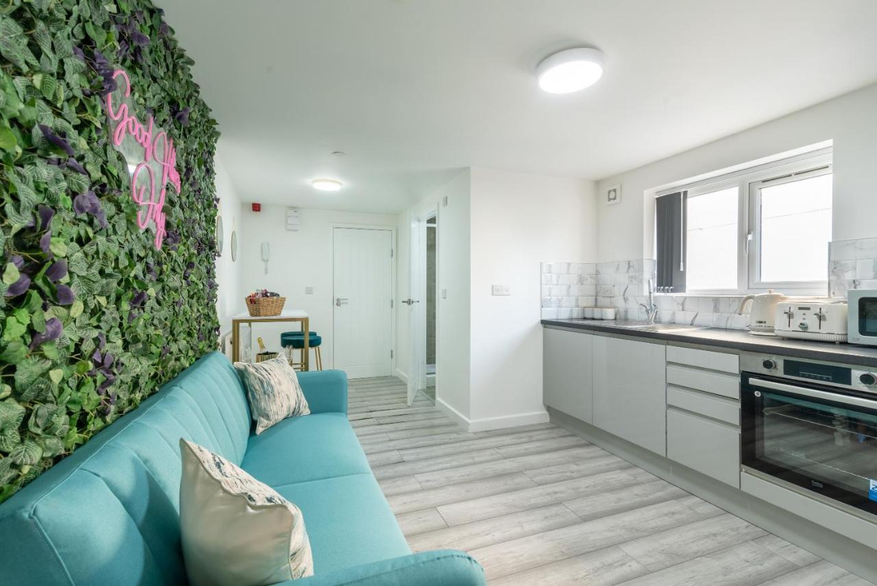 Apartment Exquisite Apartments- With Garden Lounge & games room *