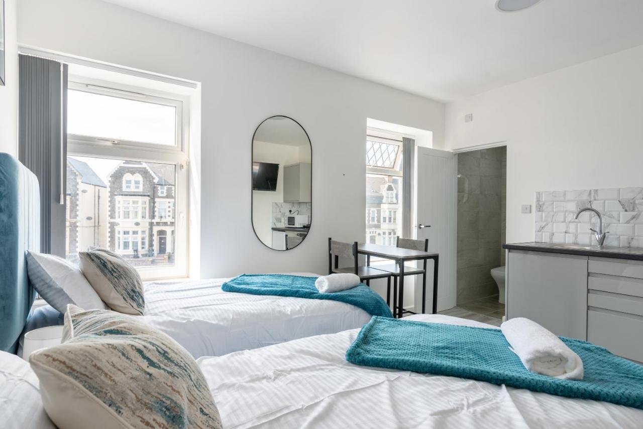 Exquisite Apartments- With Garden Lounge & games room
