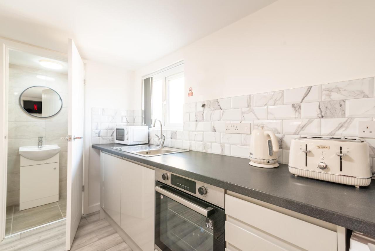 Exquisite Apartments- With Garden Lounge & games room Apartment Cardiff