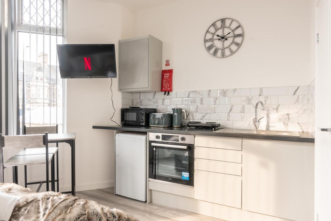 Exquisite Apartments- With Garden Lounge & games room Apartment