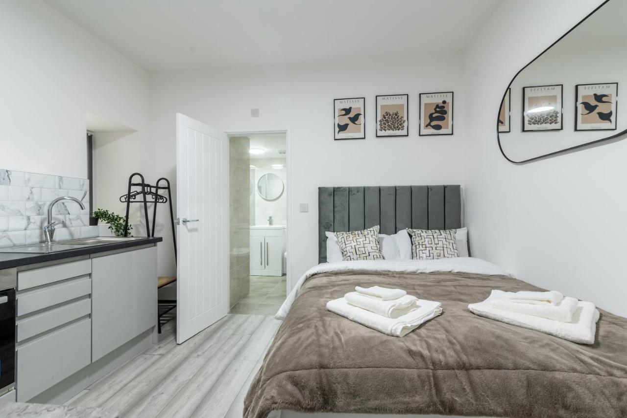 Exquisite Apartments- With Garden Lounge & games room Apartment *