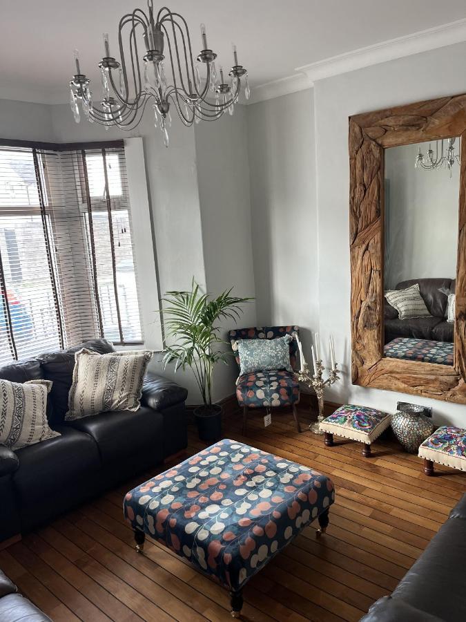 Holiday home Adanhouse-stockland Spacious 5 Bedroom House Sleeps 12 Private Garden *