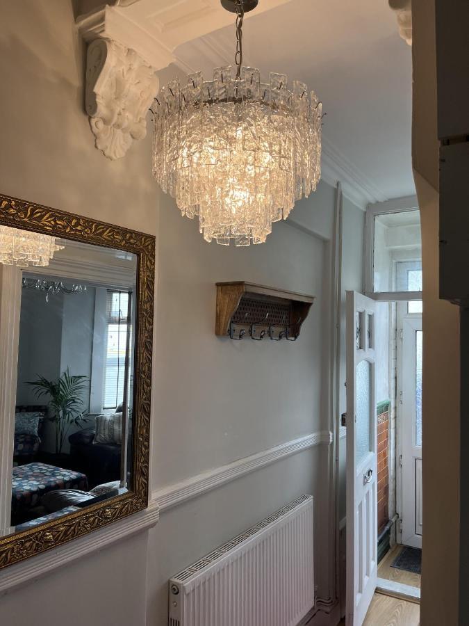Adanhouse-stockland Spacious 5 Bedroom House Sleeps 12 Private Garden
