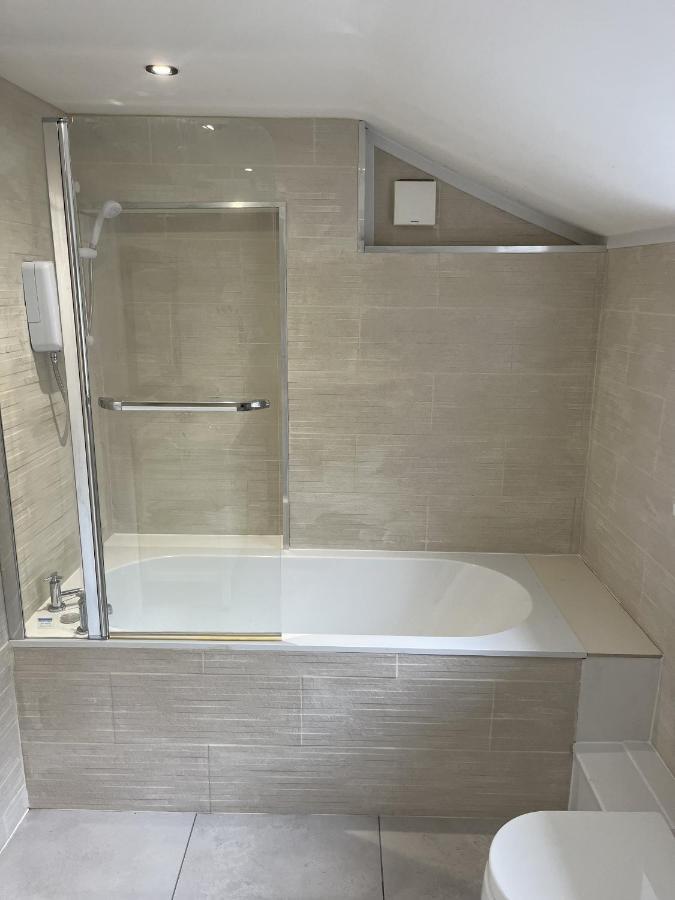 Adanhouse-stockland Spacious 5 Bedroom House Sleeps 12 Private Garden