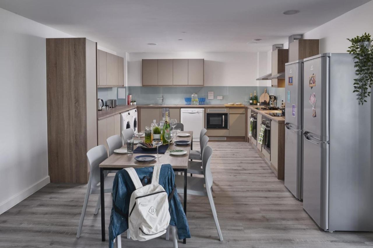 Modern Ensuites With Shared Kitchen At Howard Gardens In Apartment *